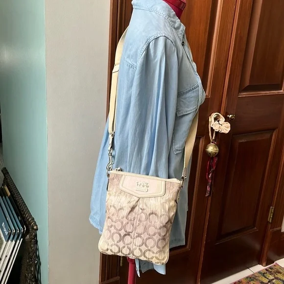 Coach   Rare Crossbody bag  Horse & carriage logo  cream/silvery gray leather tr - Picture 3 of 13